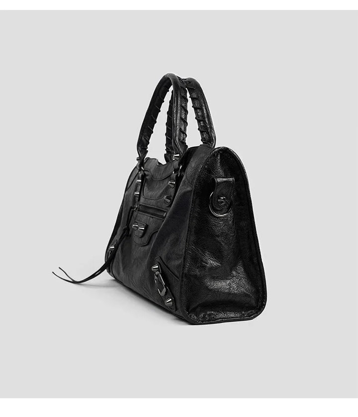 Sac épaule noir, grand et fonctionnel, parfait pour les besoins quotidiens.