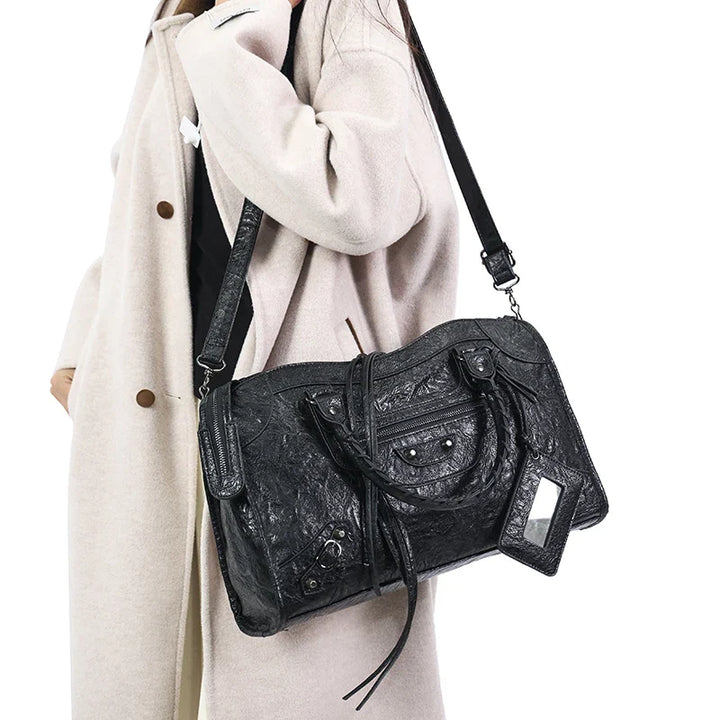 Sac bandoulière rouge tendance, accessoire mode femme chic et polyvalent.