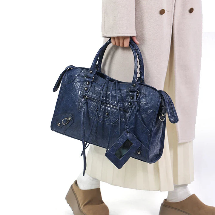 Sac à main noir, un classique de la mode, toujours élégant pour femmes.