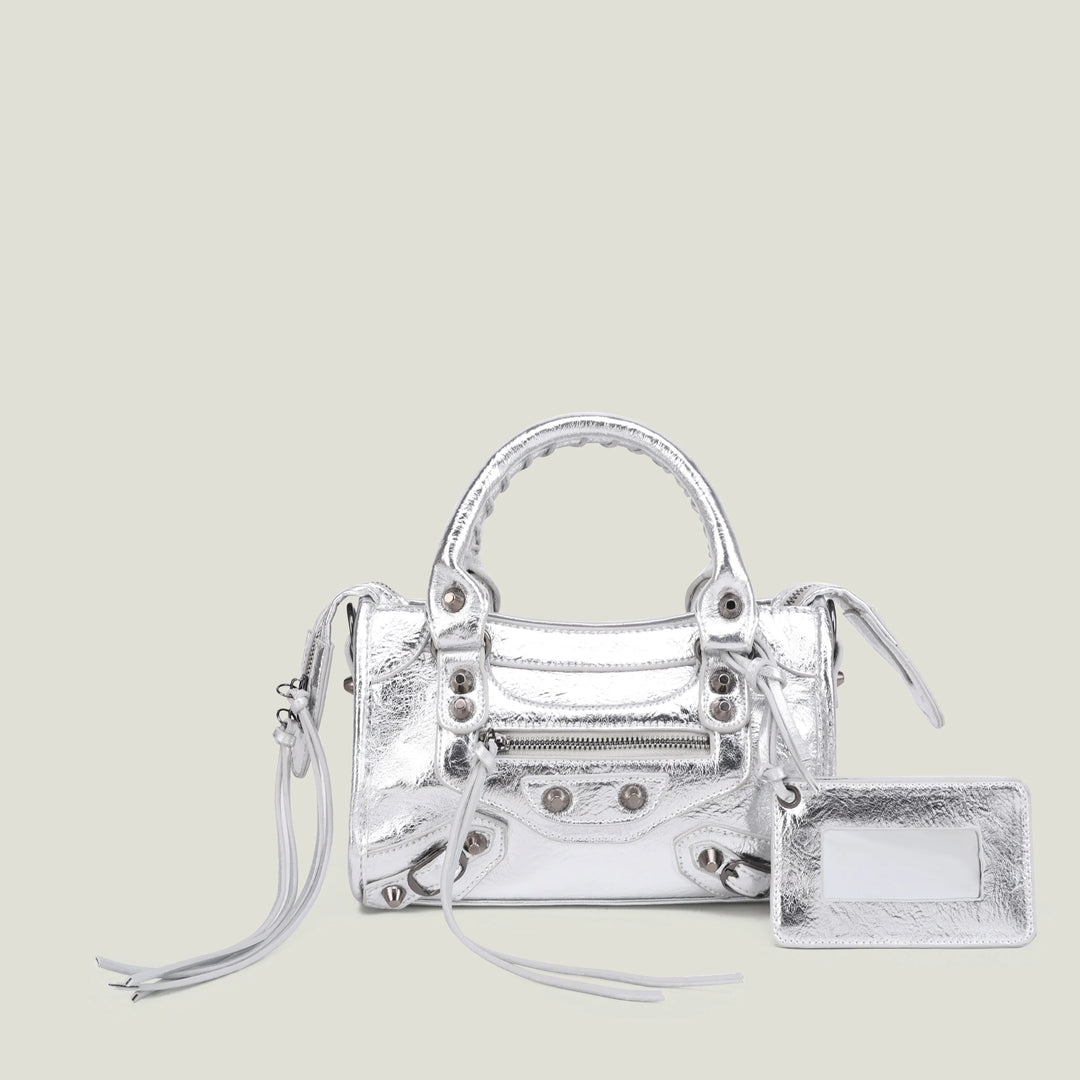 Sac bandoulière rouge, chic et pratique pour un usage quotidien.