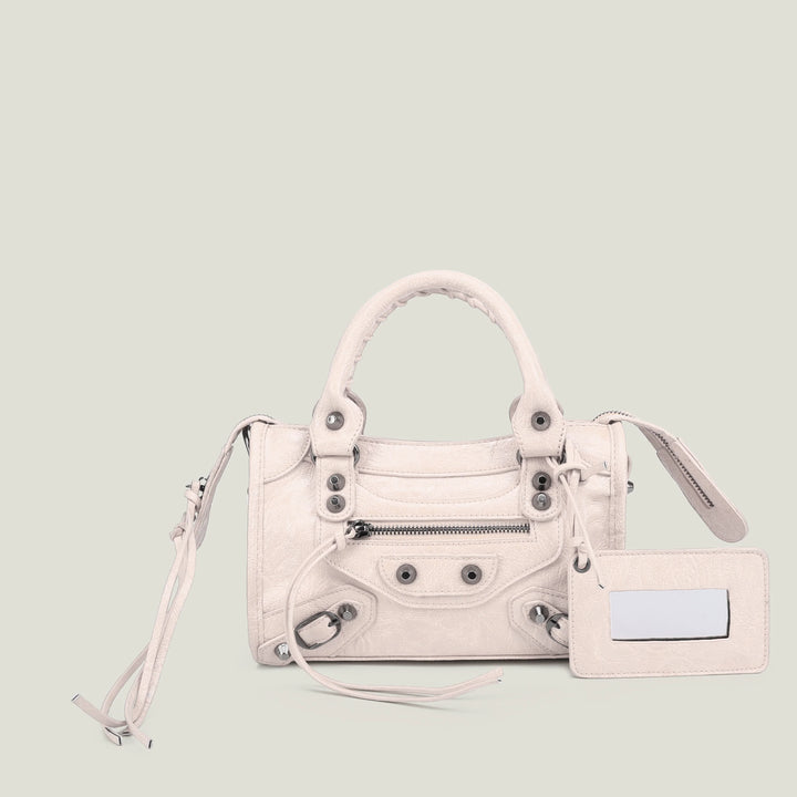 Sac à main rouge élégant, rehausse n'importe quelle tenue de femme.