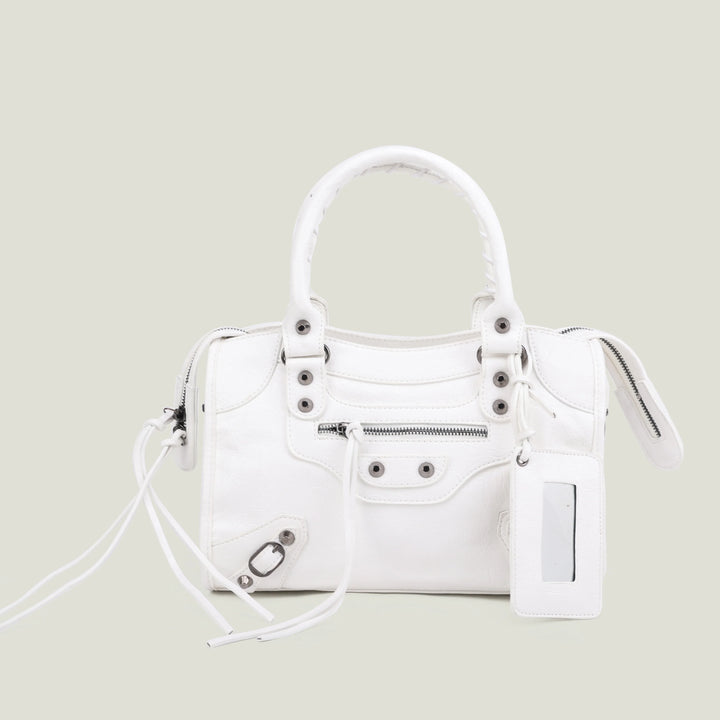 Sac femmes noir, cuir synthétique de qualité, style intemporel.