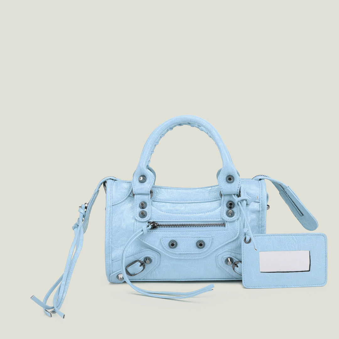 Sac à main noir, accessoire de mode polyvalent pour femmes stylées.