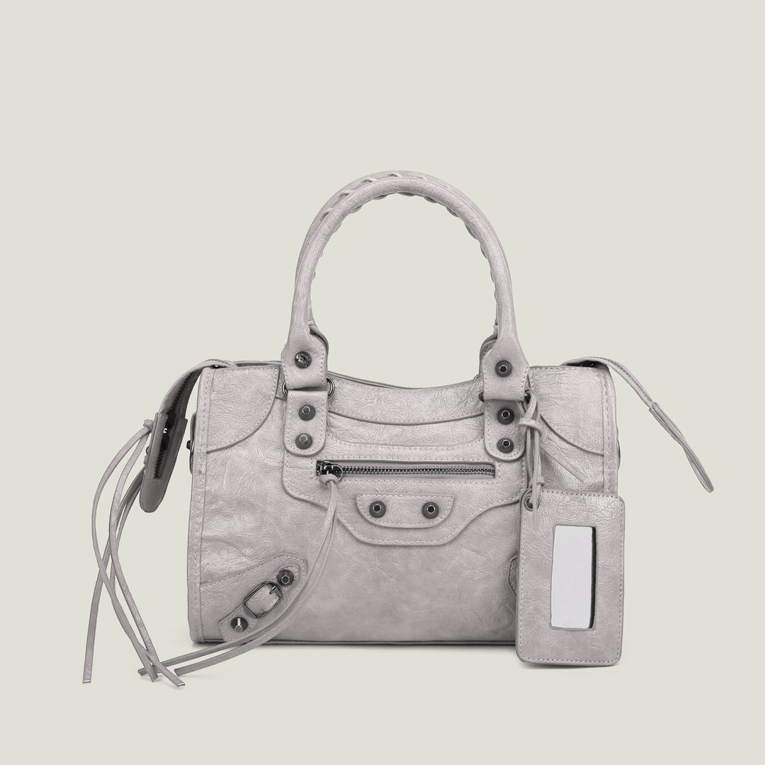 Sac épaule noir, ligne épurée, chic et fonctionnel.