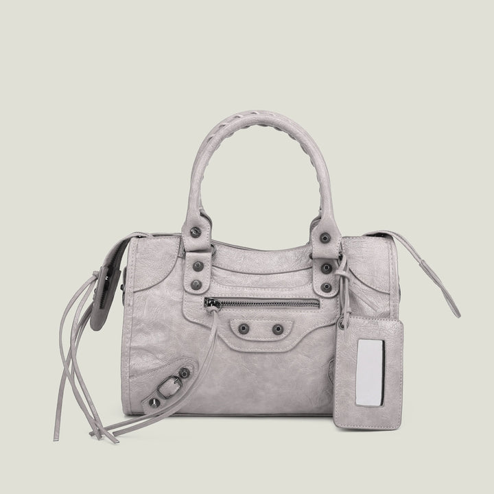 Sac épaule noir, ligne épurée, chic et fonctionnel.