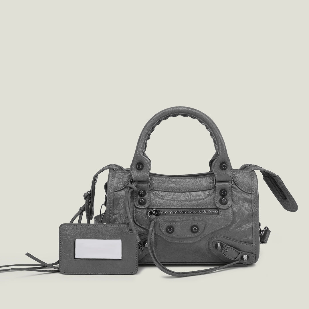 Sac à main rouge, luxe et élégance pour la femme moderne.