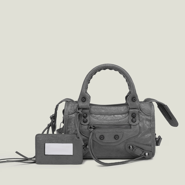 Sac à main rouge, luxe et élégance pour la femme moderne.