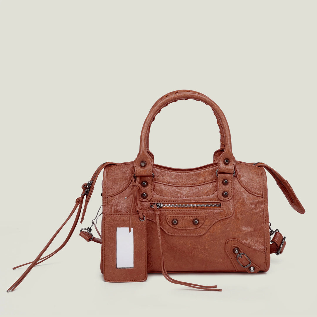 Sac femmes noir, style intemporel, porté épaule ou bandoulière.