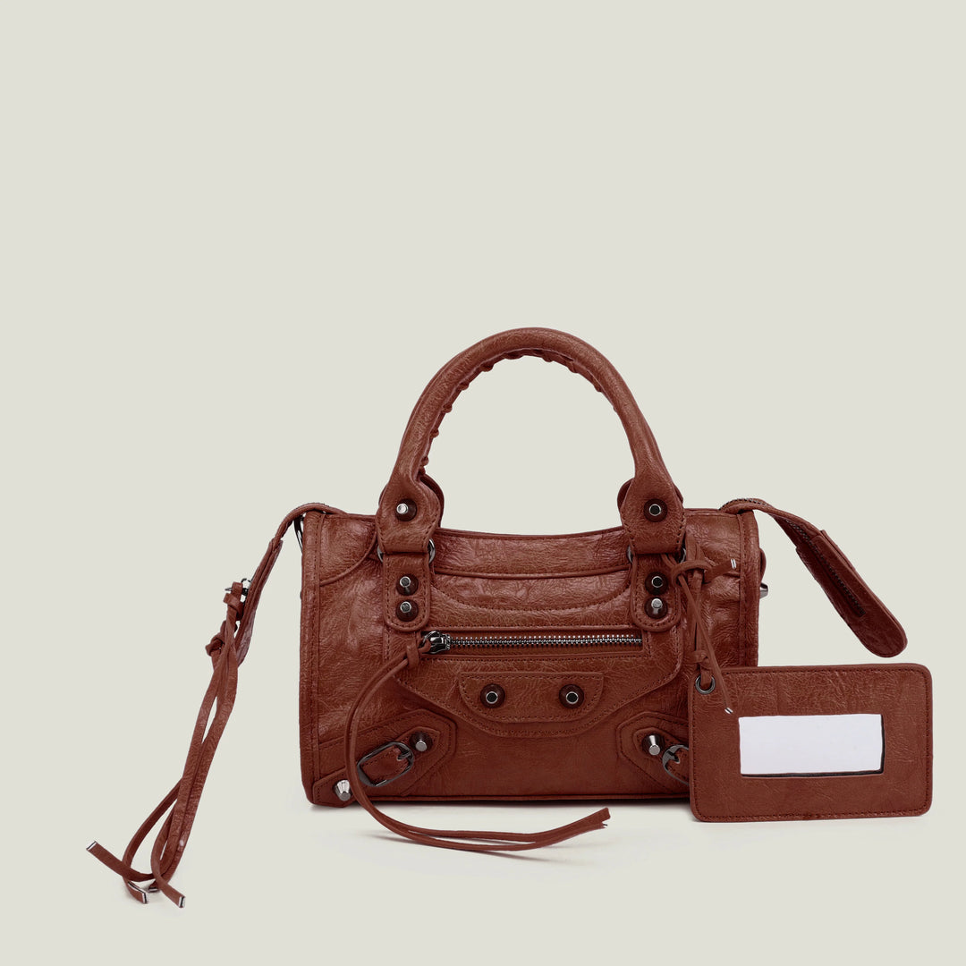 Sac tendance rouge, en cuir synthétique, pour un look audacieux.