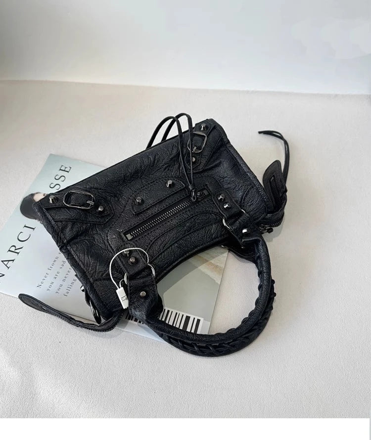 Sac à main noir, élégance et praticité, pour toutes les femmes.