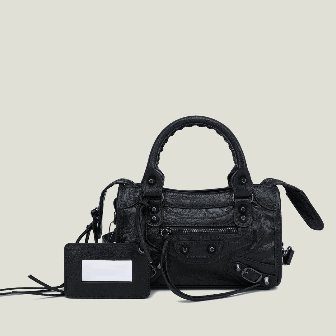 Sac bandoulière rouge, parfait pour une touche de couleur vibrante.
