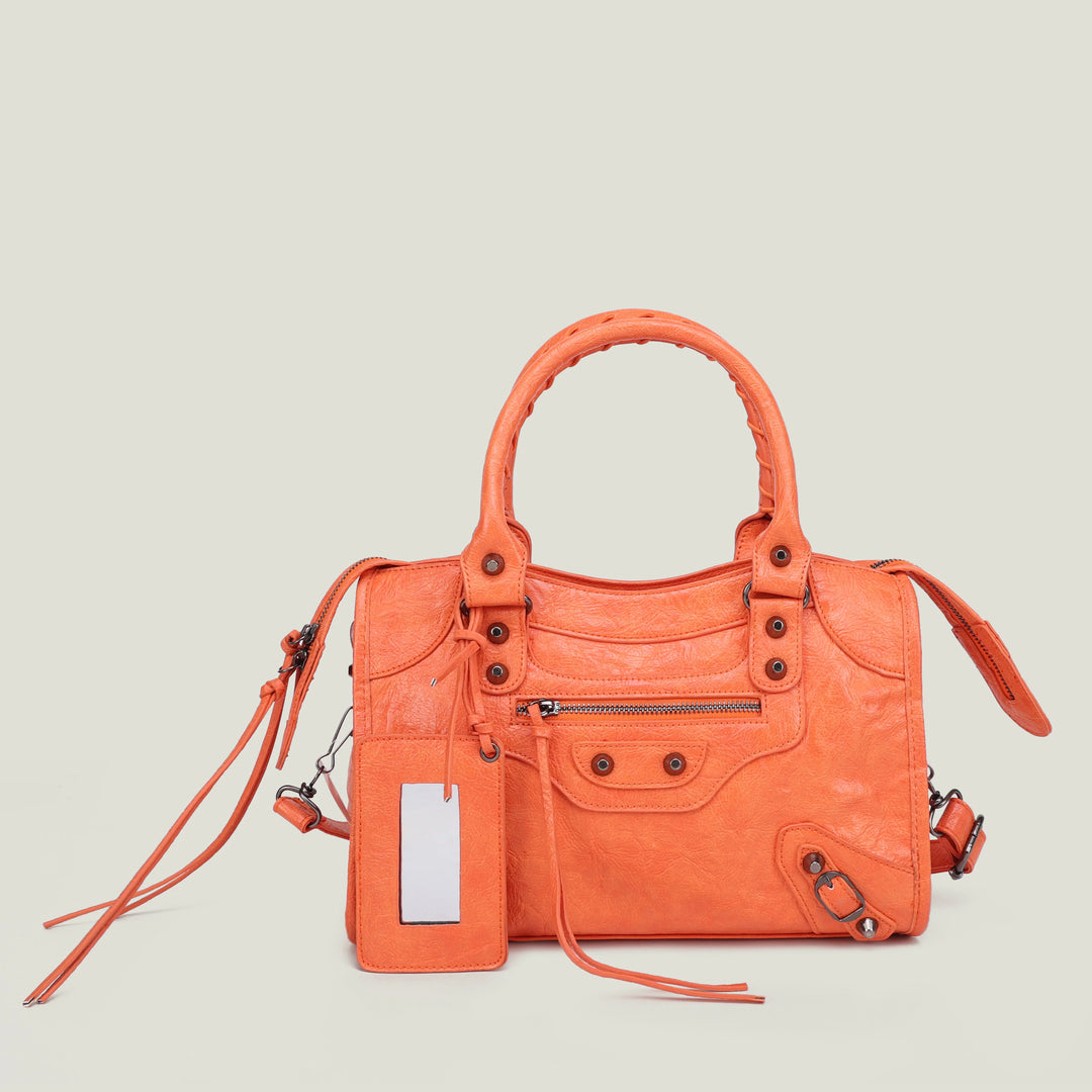 Sac femmes noir, cuir synthétique, design moderne et épuré.