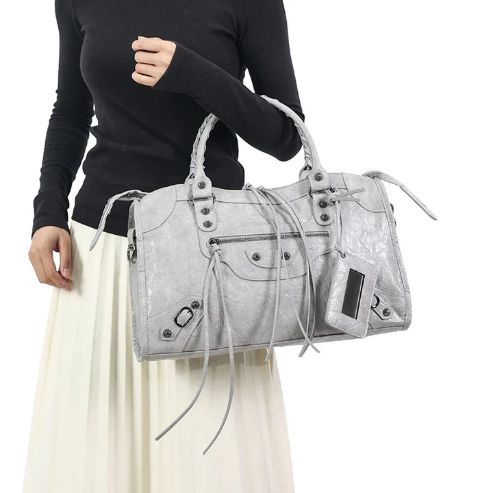 Petit sac à main rouge de luxe pour femme, design élégant, parfait pour soirée.