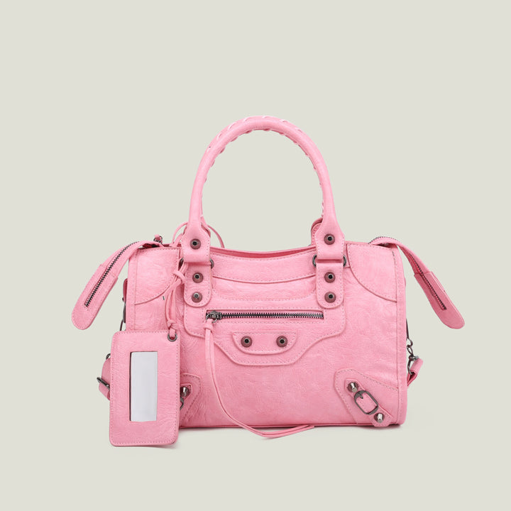 Sac à main noir de luxe, indispensable pour une garde-robe féminine.
