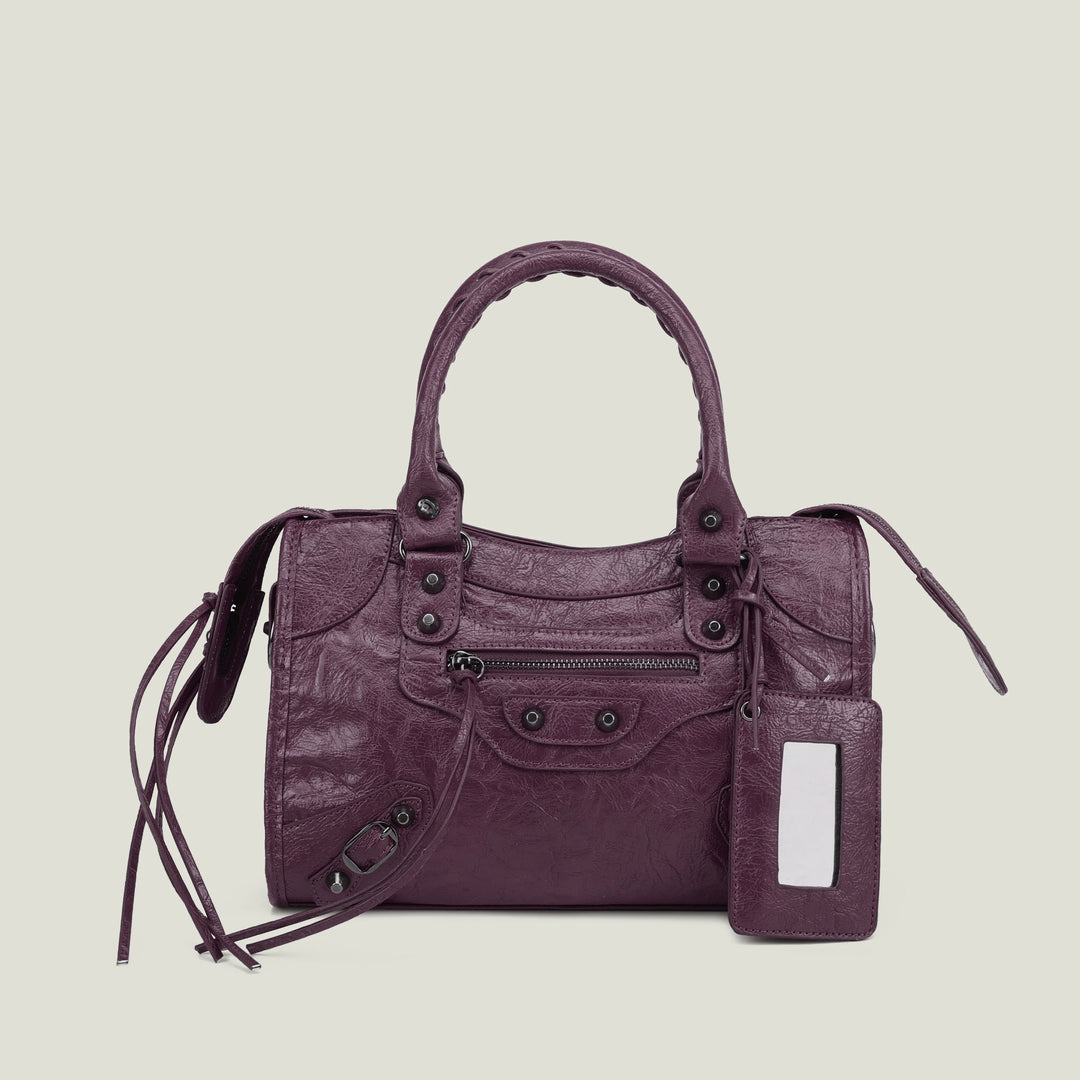 Sac bandoulière rouge, petit mais spacieux, pour un usage facile.