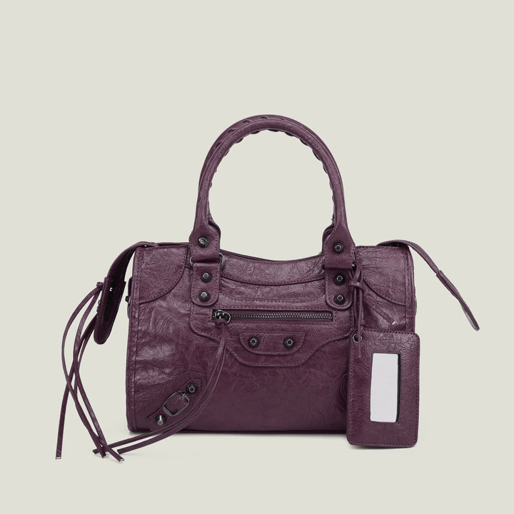 Sac bandoulière rouge, petit mais spacieux, pour un usage facile.