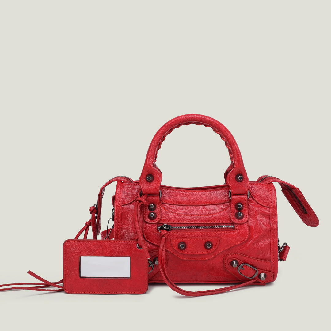 Sac à main rouge, idéal pour ajouter une note de glamour.