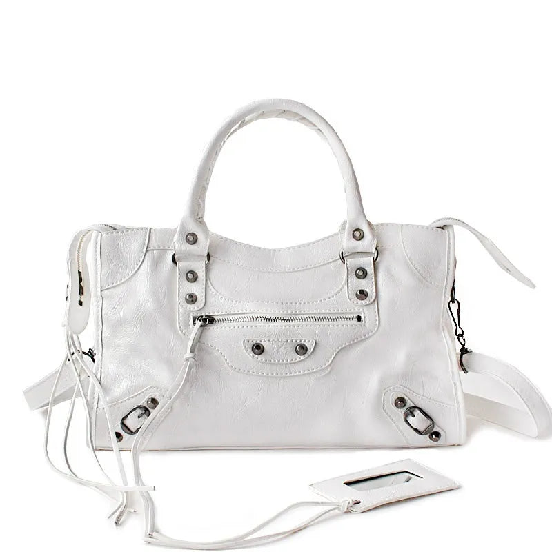 Sac bandoulière rouge, accessoire féminin parfait pour le quotidien.