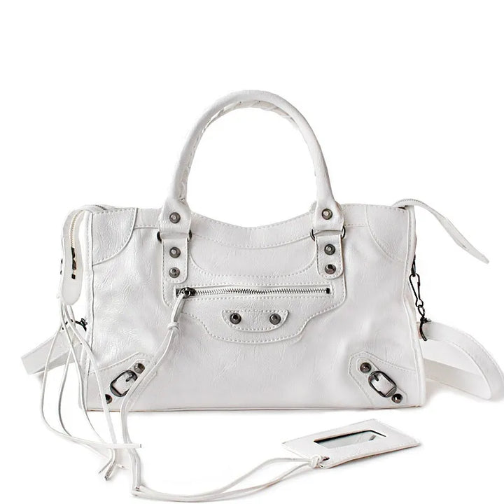 Sac bandoulière rouge, accessoire féminin parfait pour le quotidien.