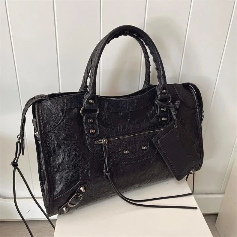 Sac épaule noir, grand format, allie style et fonctionnalité.
