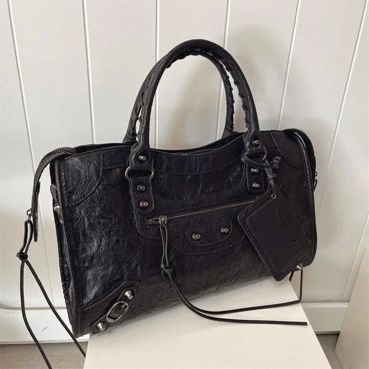 Sac épaule noir, grand format, allie style et fonctionnalité.