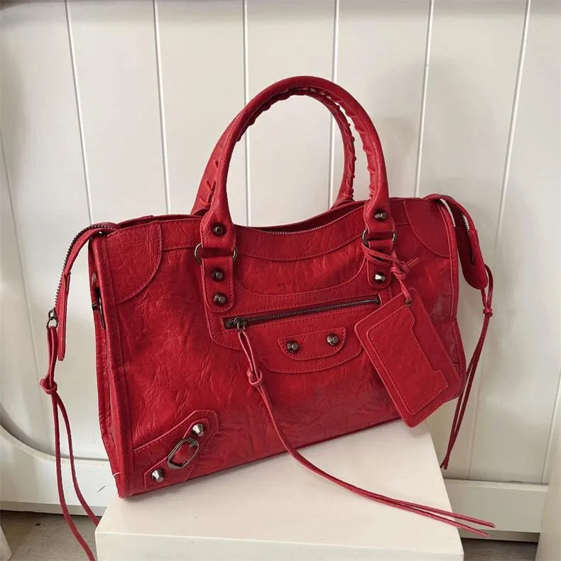 Sac à main rouge, élégance discrète et polyvalence.