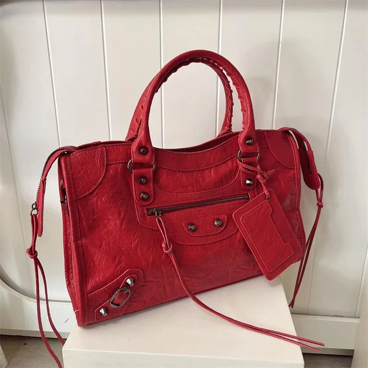 Sac à main rouge, élégance discrète et polyvalence.