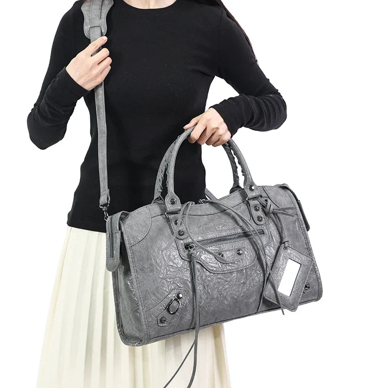 Sac tendance rouge pour femmes, bandoulière réglable, accessoire mode indispensable.
