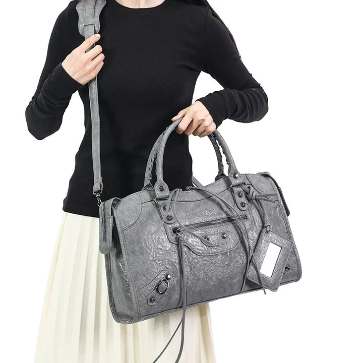Sac tendance rouge pour femmes, bandoulière réglable, accessoire mode indispensable.