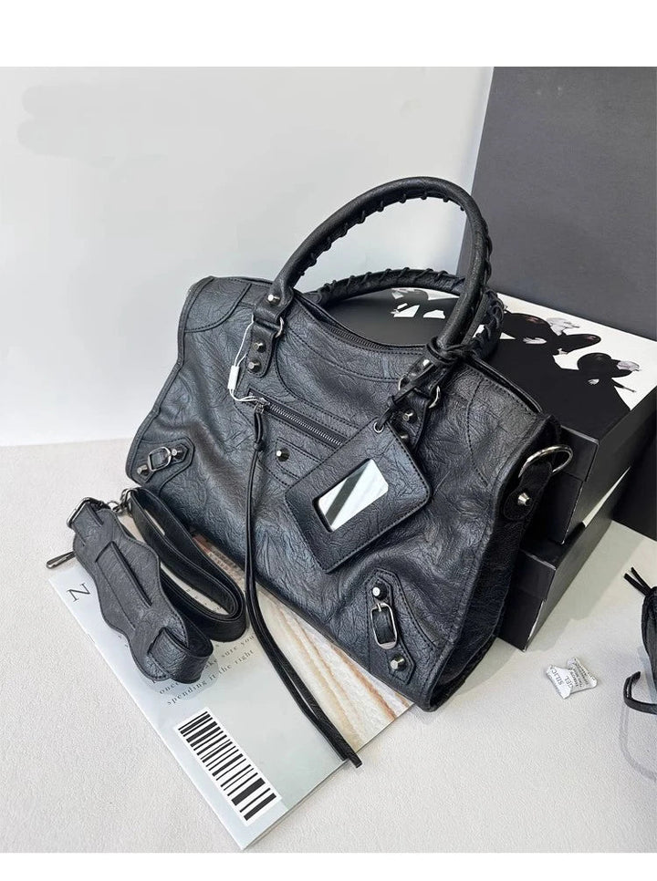 Sac à main noir et élégant, parfait pour le quotidien ou une occasion spéciale.