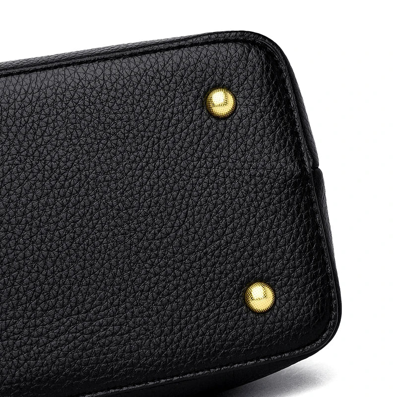 Sac à bandoulière noir moyen pour femme, en cuir vegan de haute qualité, style intemporel.