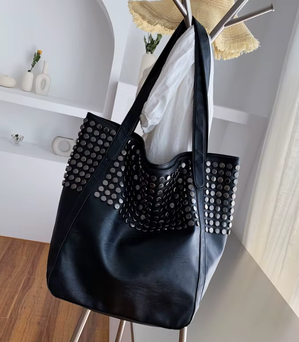 Sac à main noir souple en cuir synthétique pour femme, style cabas élégant et tendance.