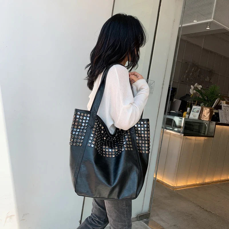 Grand sac à main noir souple femme, design moderne en cuir synthétique doux, idéal pour le quotidien.