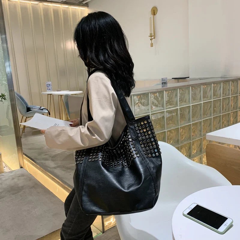 Sac à main femme noir élégant et tendance, souple style cabas, parfait pour toutes les occasions.