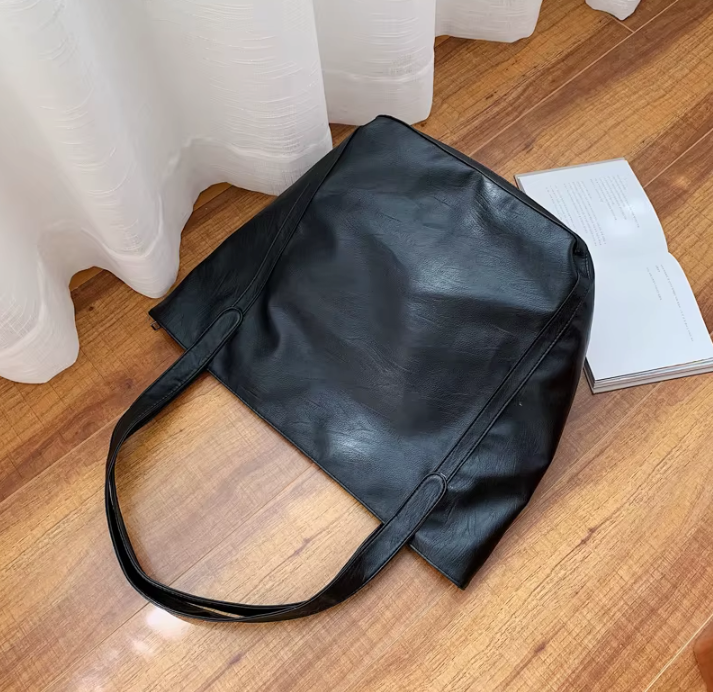 Sac à main femme noir tendance, souple et spacieux, en cuir synthétique, un incontournable mode.