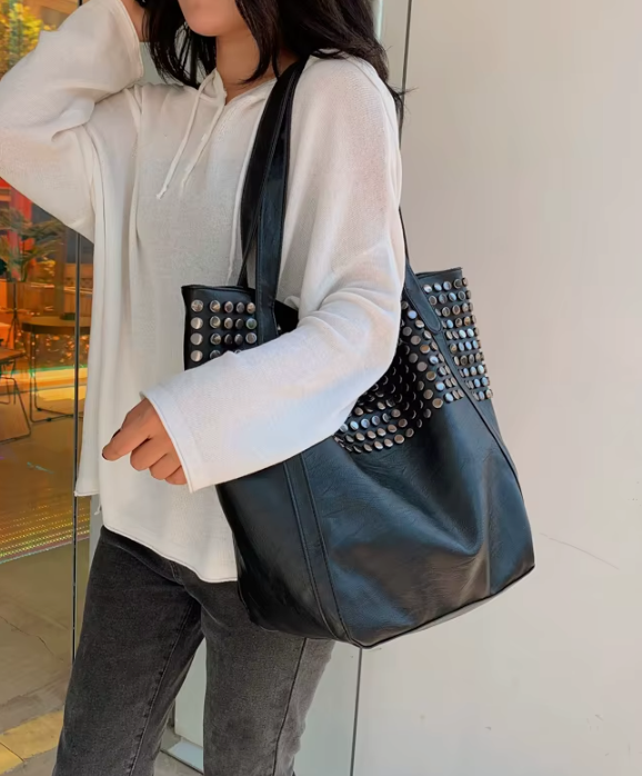 Sac à main noir souple pour femme, style moderne en cuir synthétique, un accessoire chic et fonctionnel.