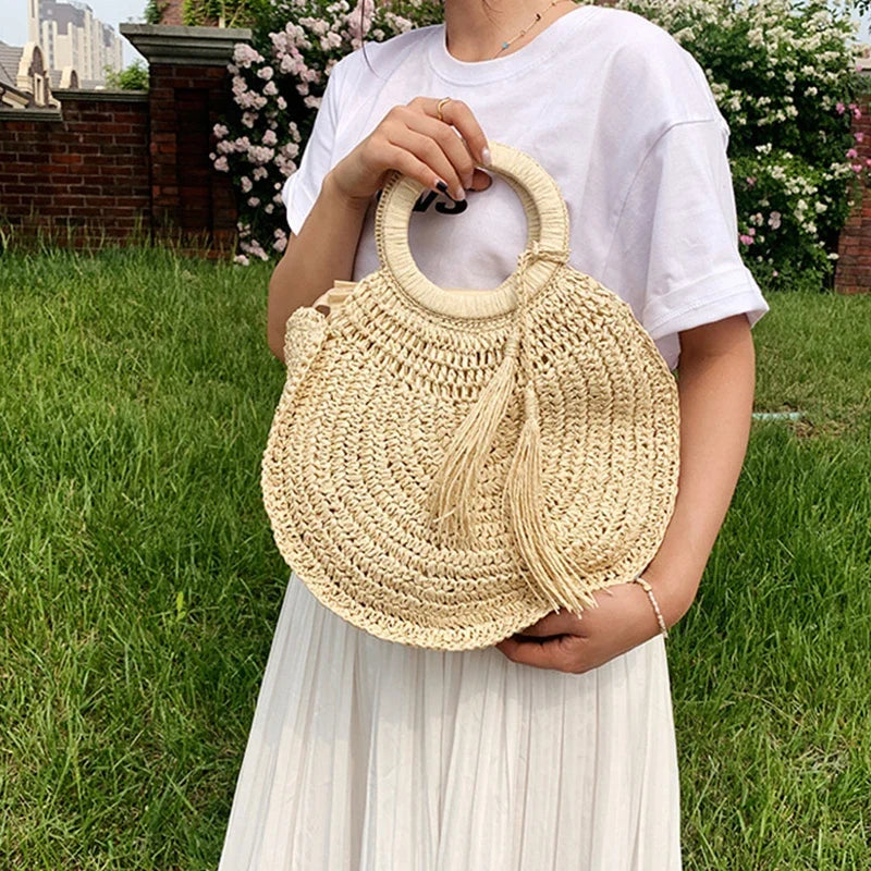 Sac à main panier bohème en paille naturelle pour femme, accessoire estival chic et tendance.