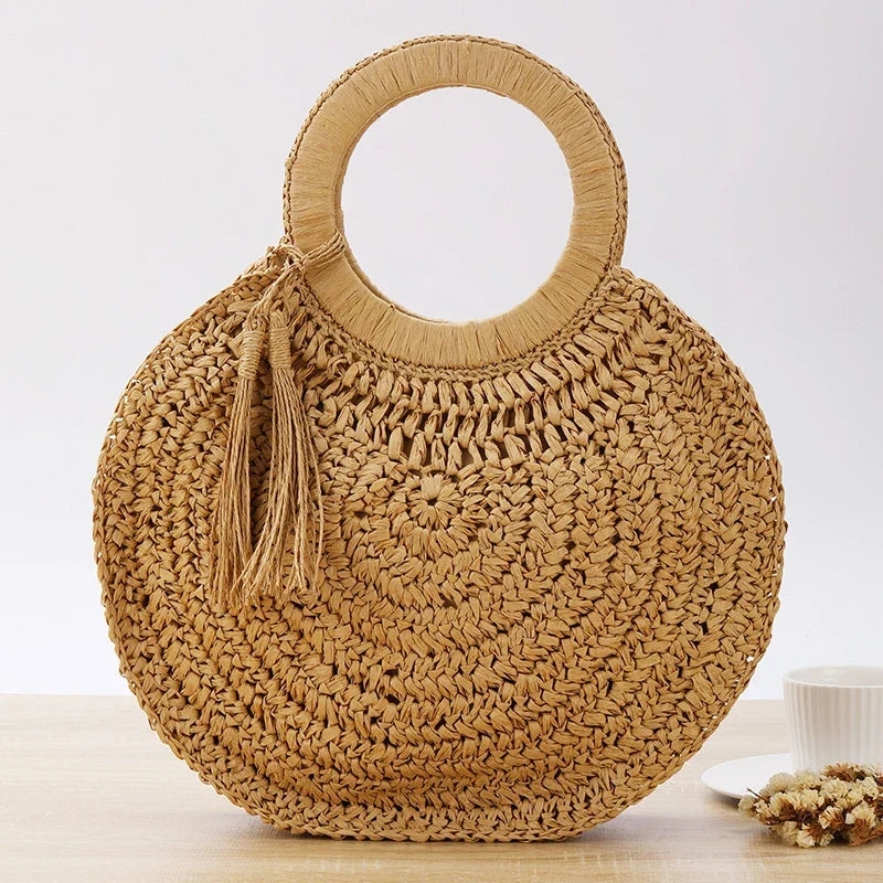 Sac panier en paille tressée style bohème pour femme, idéal pour l'été, un accessoire main chic.
