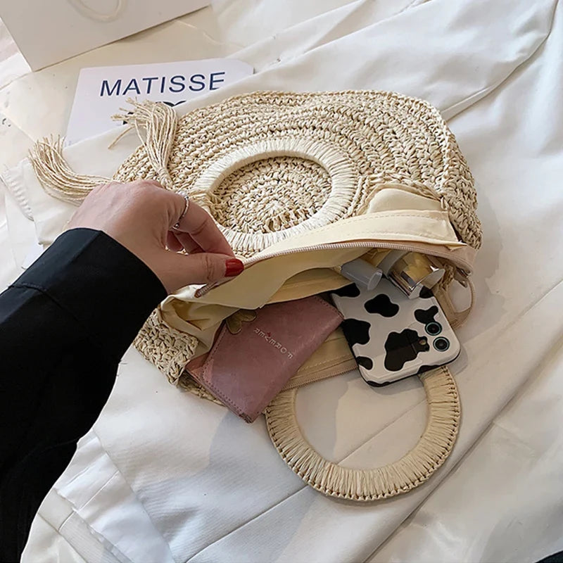 Sac panier en paille naturelle tressée, style bohème chic pour femme, idéal pour un look d'été.