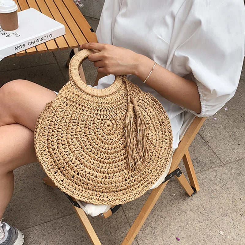 Sac à main bohème pour femme, panier en paille estival, accessoire tendance pour un style chic.