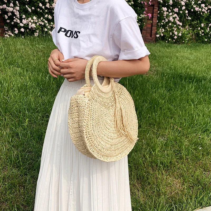 Sac à main panier bohème en paille, transport main, idéal pour l'été et un look décontracté chic.