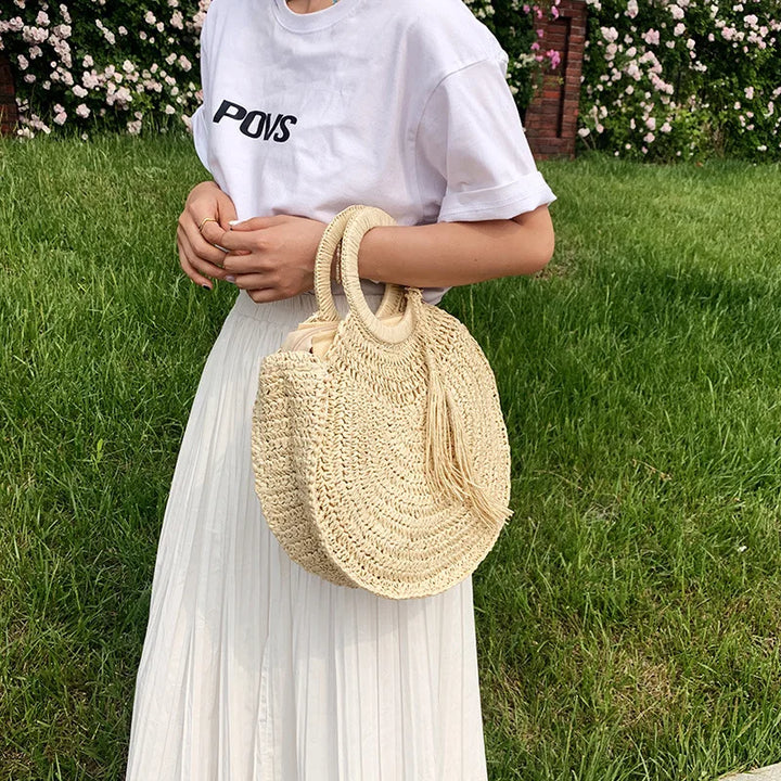 Sac à main panier bohème en paille, transport main, idéal pour l'été et un look décontracté chic.