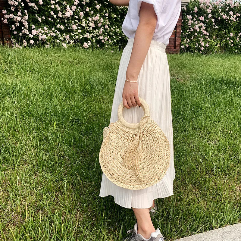 Sac panier bohème pour femme en paille, accessoire d'été tendance, parfait pour toutes occasions.
