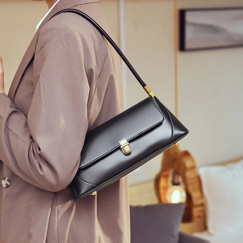 Sac à main porté épaule femme élégant en similicuir noir, chic et pratique pour le quotidien ou les sorties.