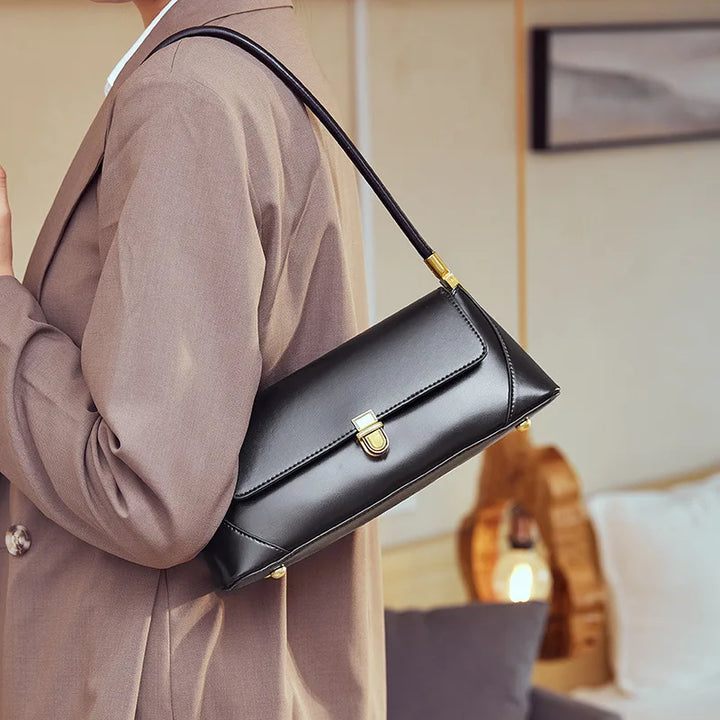 Sac à main porté épaule femme élégant en similicuir noir, chic et pratique pour le quotidien ou les sorties.