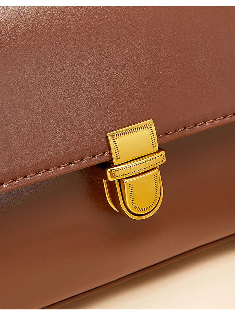 Accessoire de mode femme : sac à main chic en similicuir marron, polyvalent et tendance pour toute occasion.