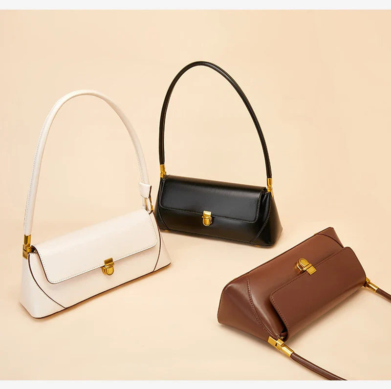 Sac à main élégant femme en similicuir blanc, avec bandoulière réglable, alliant style et praticité.