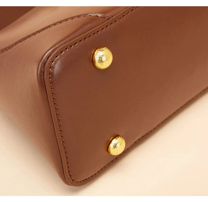 Sac femme noir, chic et pratique, en similicuir robuste, un indispensable mode pour un look impeccable.