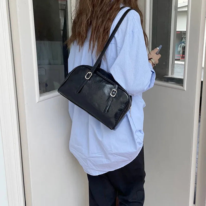 Sac à main rétro chic rectangulaire, intérieur spacieux avec doublure et poches, parfait pour femme moderne