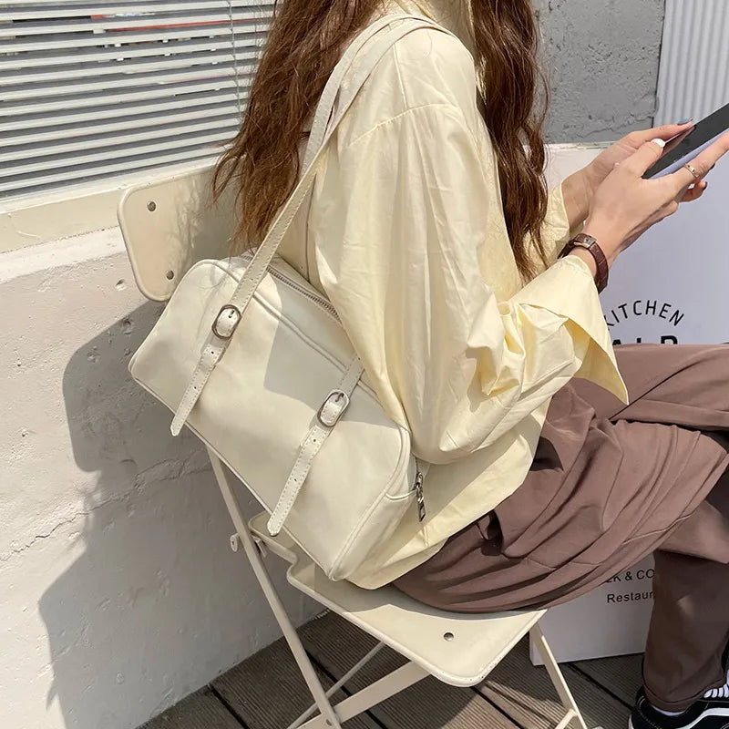 Pochette femme noire, sac à main rétro chic. Un accessoire élégant et tendance en similicuir.